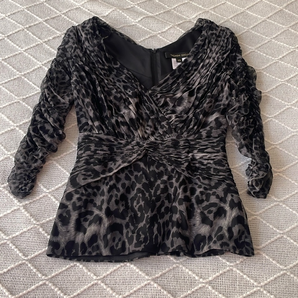 Tadashi shoji gray leopard chiffon top with zipper